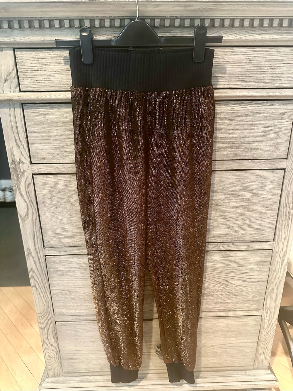 Womens Kempner metallic bronze pants. Stretch waist and cuffed bottoms.Size 4.